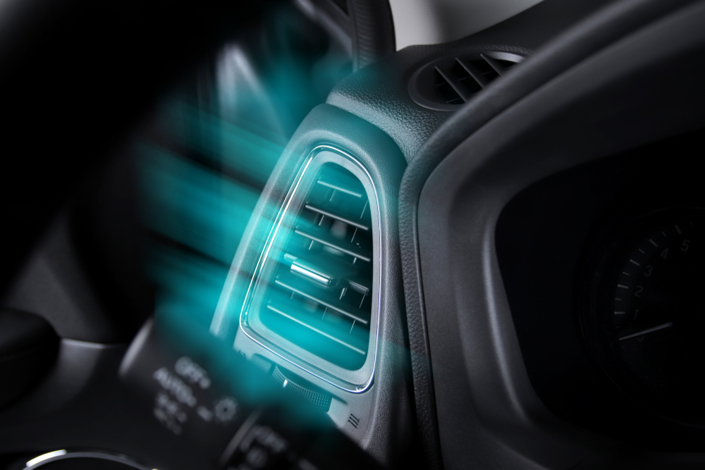 Cítite zápach v aute? Posvieťte si na klimatizáciu