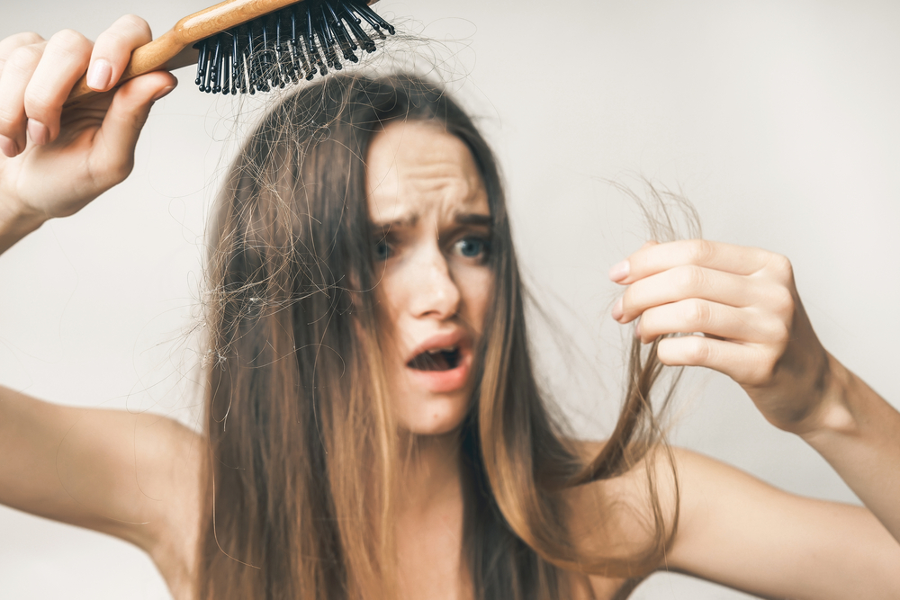 Padajú vám vlasy? Toto môže byť príčinou ich padania