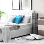 Zabudnite na nudné biele steny v spálni a vyzdobte ich štýlovo