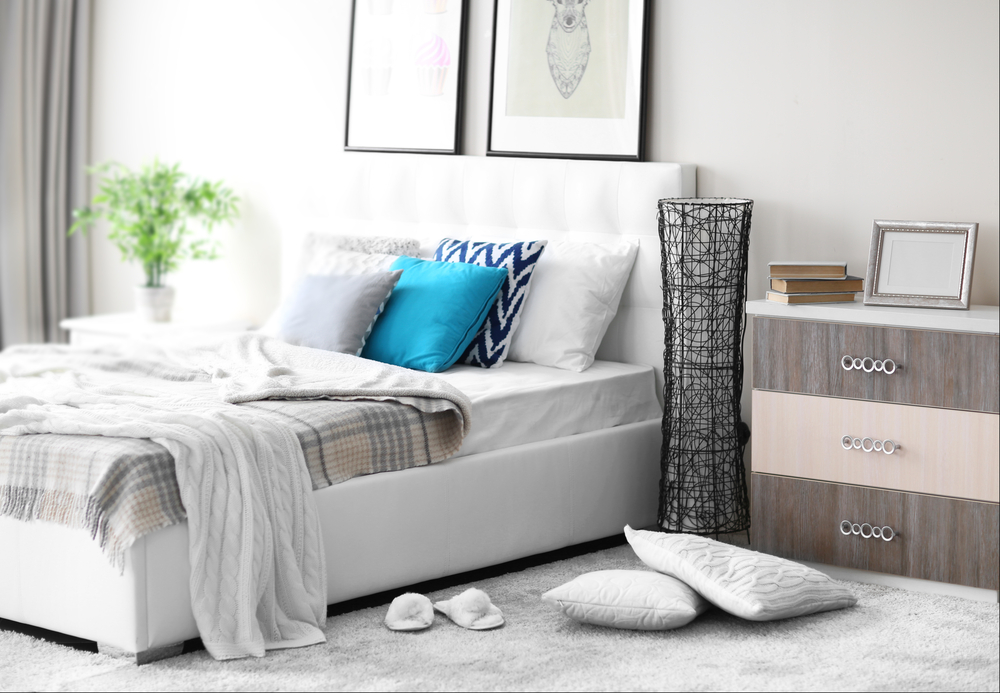 Zabudnite na nudné biele steny v spálni a vyzdobte ich štýlovo