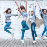 Džínsy v klasických štýloch: 4 outfity s oblečením značky TATUUM