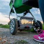 Jesenné prechádzky s bábätkom. Čo dokúpiť k športovému kočiaru počas chladného počasia.