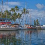 Loď plávajúca v jasnom mori s krásnou prírodou na pozadí