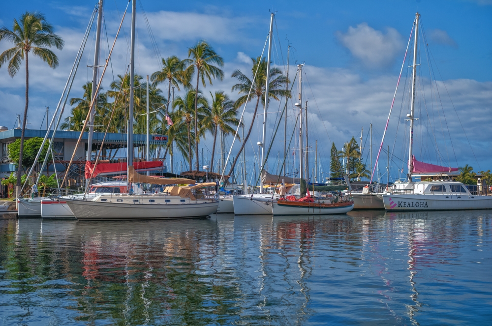 Loď plávajúca v jasnom mori s krásnou prírodou na pozadí