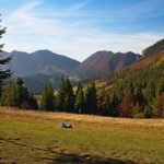 Turisti prechádzajúci malebnou jesennou turistickou trasou na Slovensku