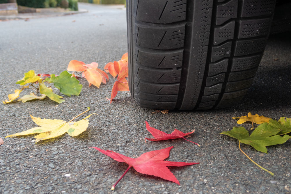 All-season pneumatiky zobrazené na aute v rôznych poveternostných podmienkach, ilustrujúce ich univerzálnosť a praktickosť.