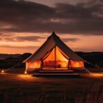 Autostan v prírode kombinujúci glampingové pohodlie a dobrodružstvo počas kempovania.