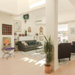 Moderný interiér s trendovými doplnkami a farebnou paletou na rok 2025.