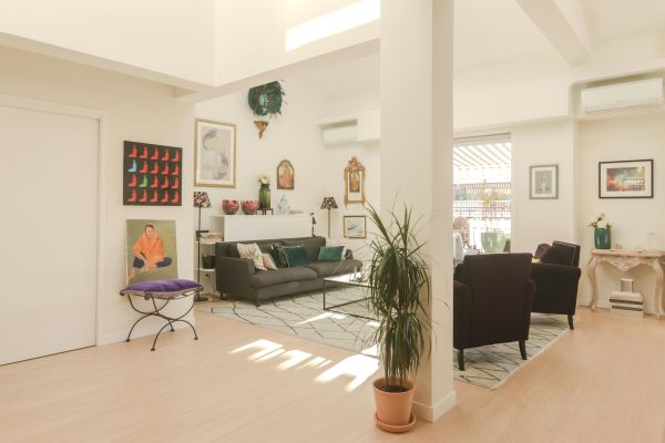 Moderný interiér s trendovými doplnkami a farebnou paletou na rok 2025.