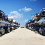 Použité auto súčiastky z autovrakoviska, pripravené na ďalšie použitie.