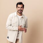 Oblečenie vhodné na prechodné obdobie – vrstvenie kabátika, svetra a šatky v kombinácii s pohodlnými topánkami.