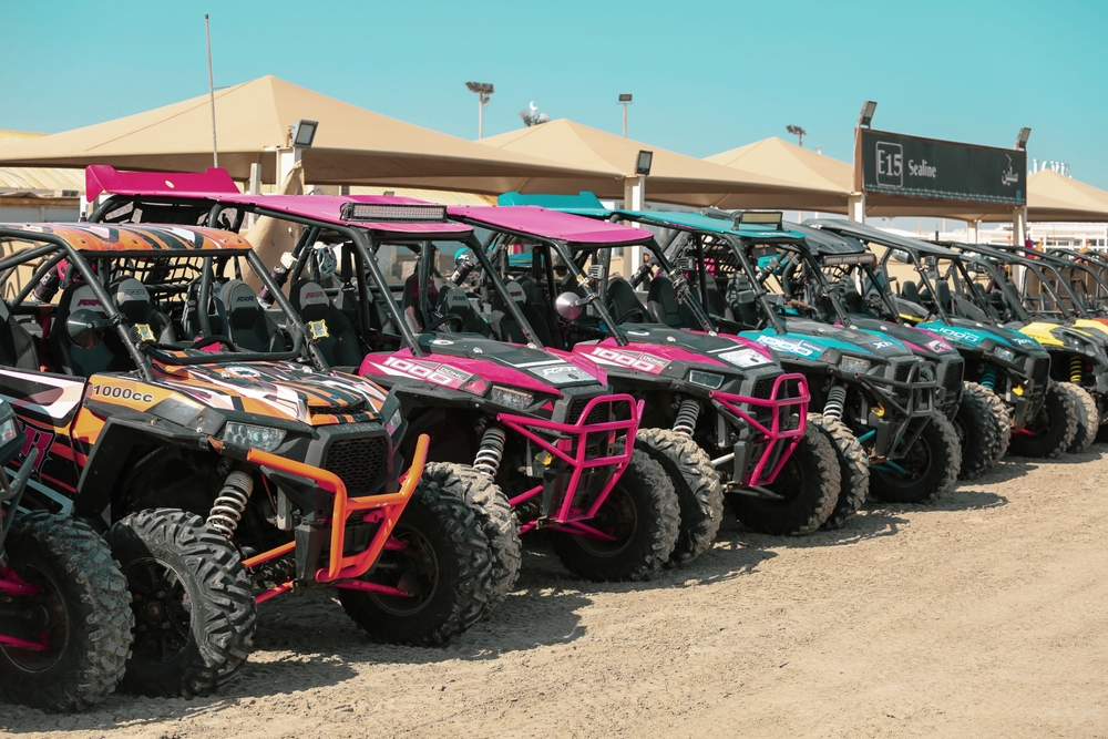 Začiatočník skúmajúci rôzne modely štvorkoliek pripravený na svoju prvú jazdu.