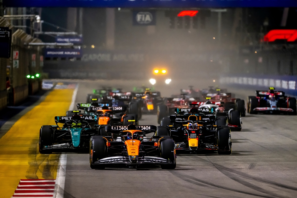 Pretekársky monopost Formule 1 na okruhu počas sezóny 2025.