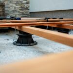 Rektifikačné terče použité na vyrovnanie terasovej podlahy pre dokonalú stabilitu a odvodnenie.