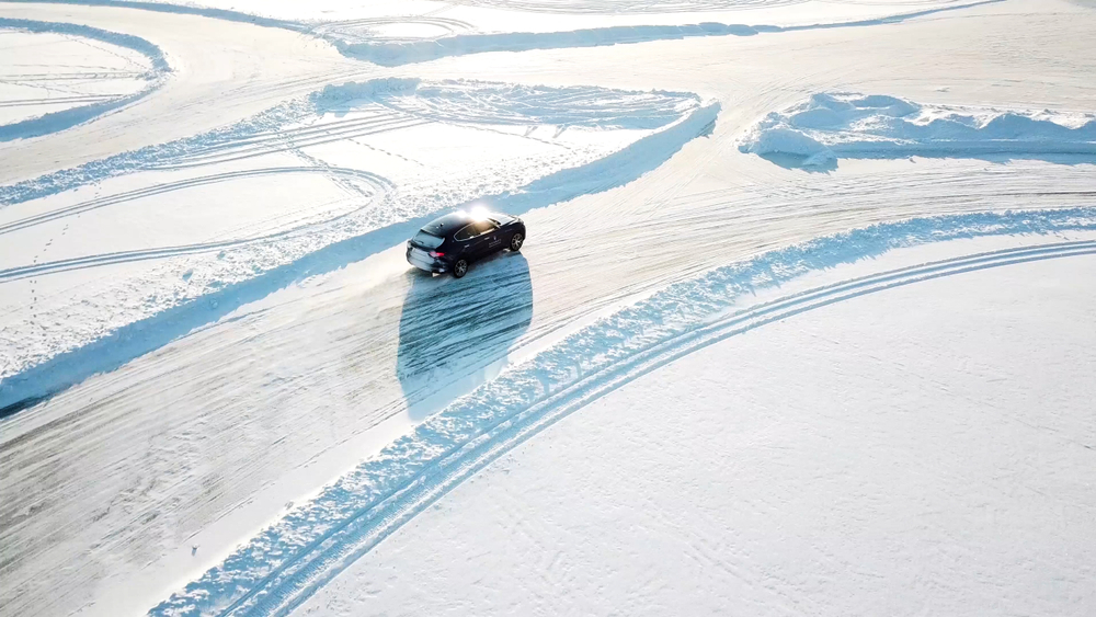 Snehové reťaze namontované na pneumatike auta pripraveného na zimnú jazdu.