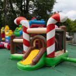 Nafukovacia atrakcia pre deti v hotelovom areáli počas slnečného dňa.