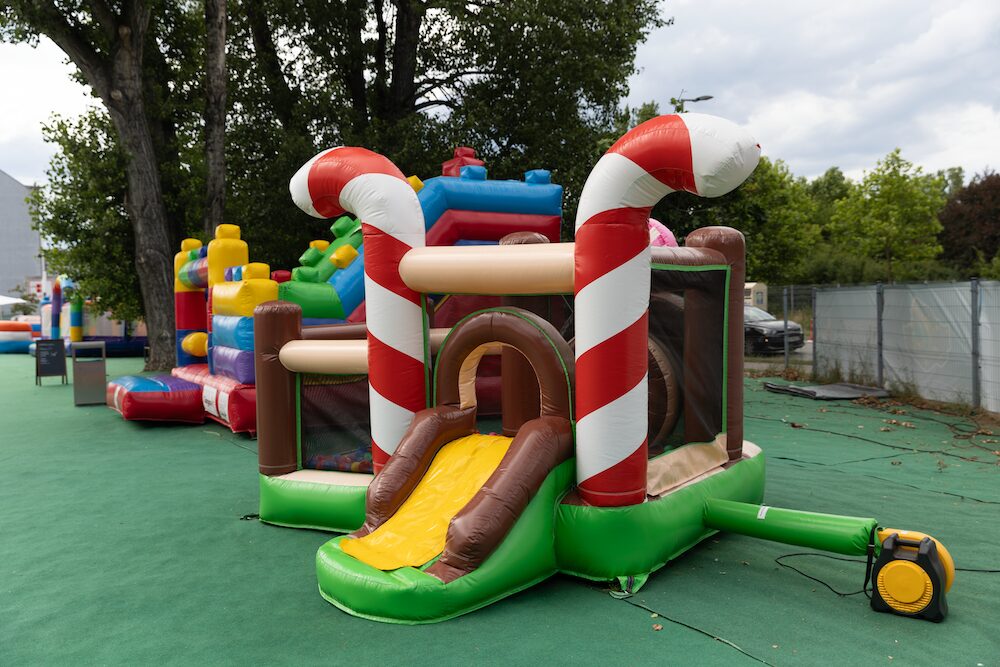 Nafukovacia atrakcia pre deti v hotelovom areáli počas slnečného dňa.