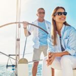 Luxusná jachta zakotvená pri pobreží počas slnečného dňa, pripravená na dovolenkovú plavbu.