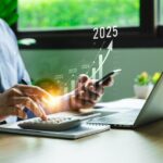 Podnikateľ porovnáva výhody živnosti a eseročky pri plánovaní budúcnosti svojej firmy.