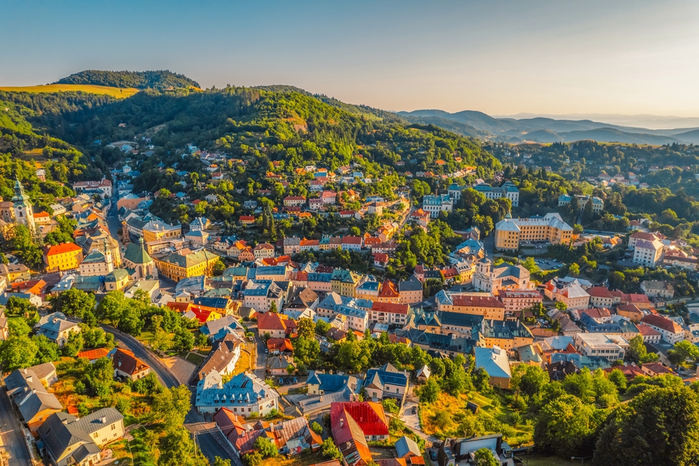 Meta popis: Objavte 10 miest na Slovensku, ktoré stoja za to vidieť z výšky. Vyhliadkové lety, let ponad mestá či prírodu, alebo let v leteckom simulátore.