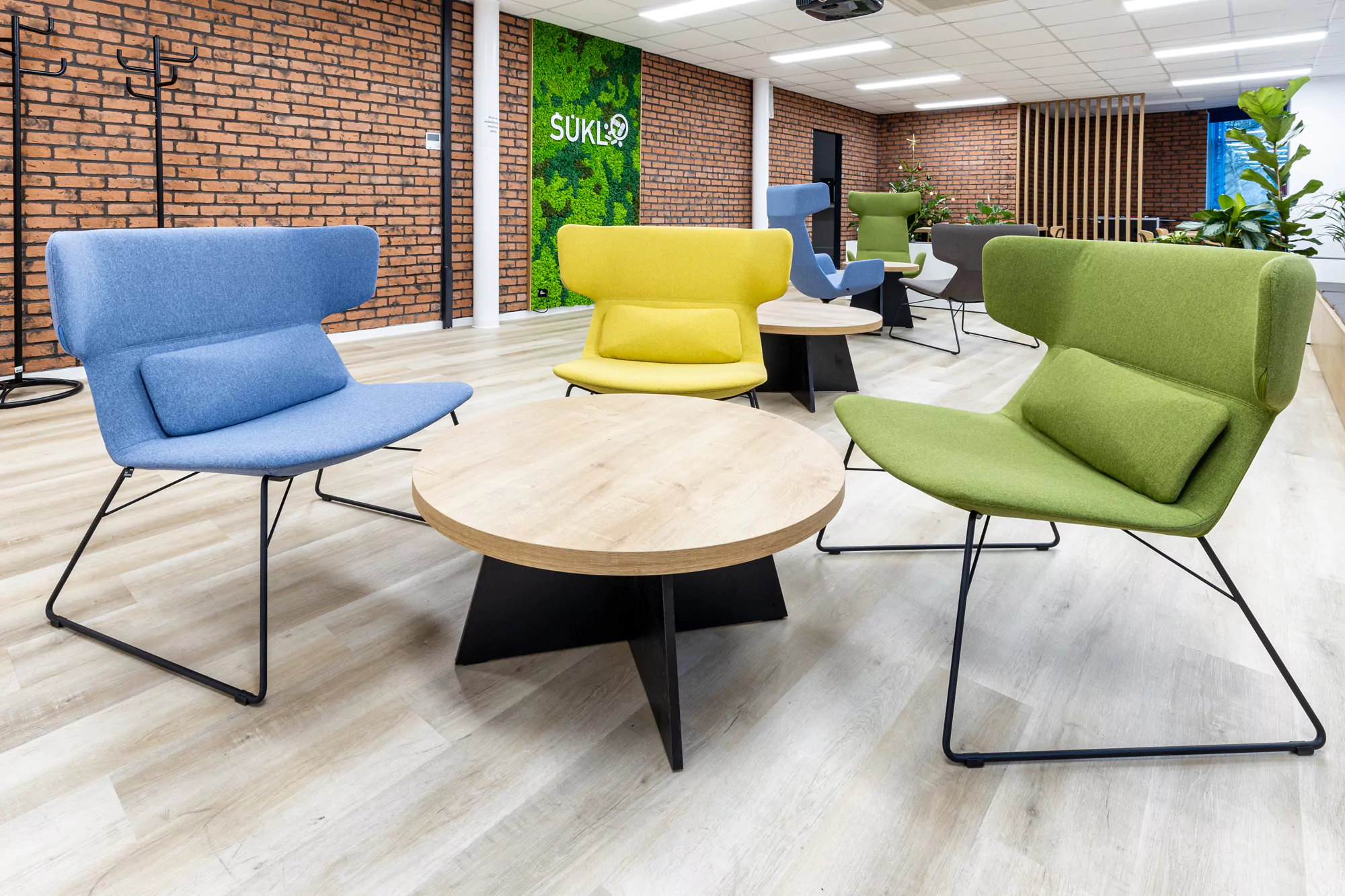 Interiérový dizajn pracovného prostredia: Ako kancelárske stoličky a nábytok ovplyvňujú vašu produktivitu