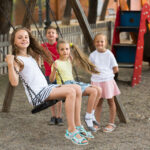 Detské záhradné hojdačky a drevené altánky a prístrešky.