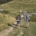 Turista si skúša topánky a kontroluje priestor okolo prstov pred horskou túrou