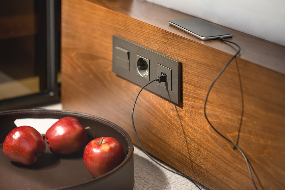 Elegantná elektrická zásuvka so vstavaným USB portom v modernej domácnosti