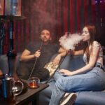 Príprava shishe na stole – naplnená korunka, uhlíky a vodná fajka pripravená na použitie