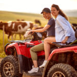 Štvorkolka (ATV) zaparkovaná na farme pripravená na prácu v teréne Spýtať sa modelu ChatGPT