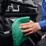 Porovnanie: jedna polovica interiéru auta vyčistená doma, druhá profesionálne ošetrená