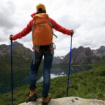 Turista kráča po lesnom chodníku v kvalitnej obuvi so vzpriameným držaním tela