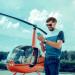 Muž prijímajúci zážitkový darček namiesto klasických ponožiek.