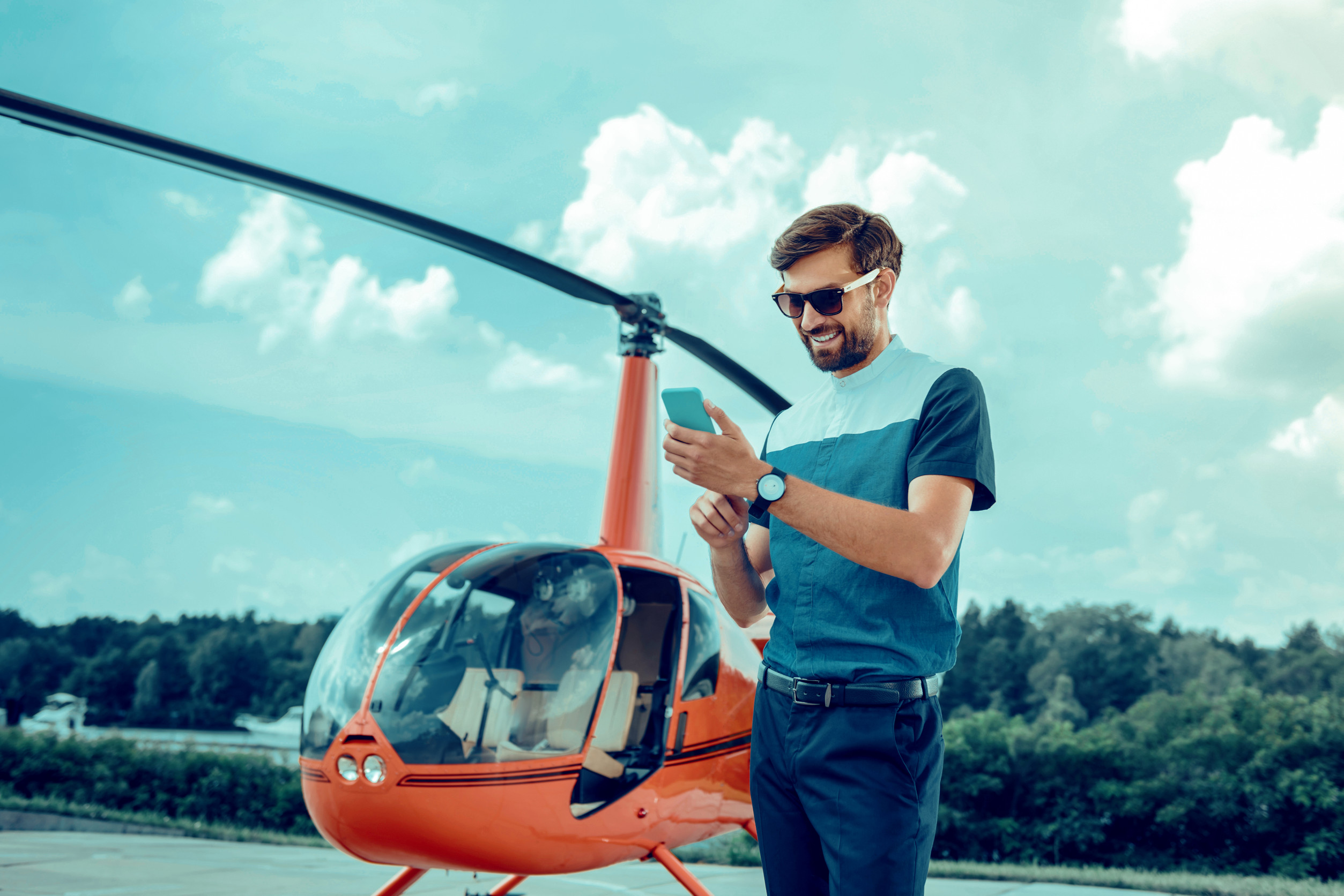 Muž prijímajúci zážitkový darček namiesto klasických ponožiek.