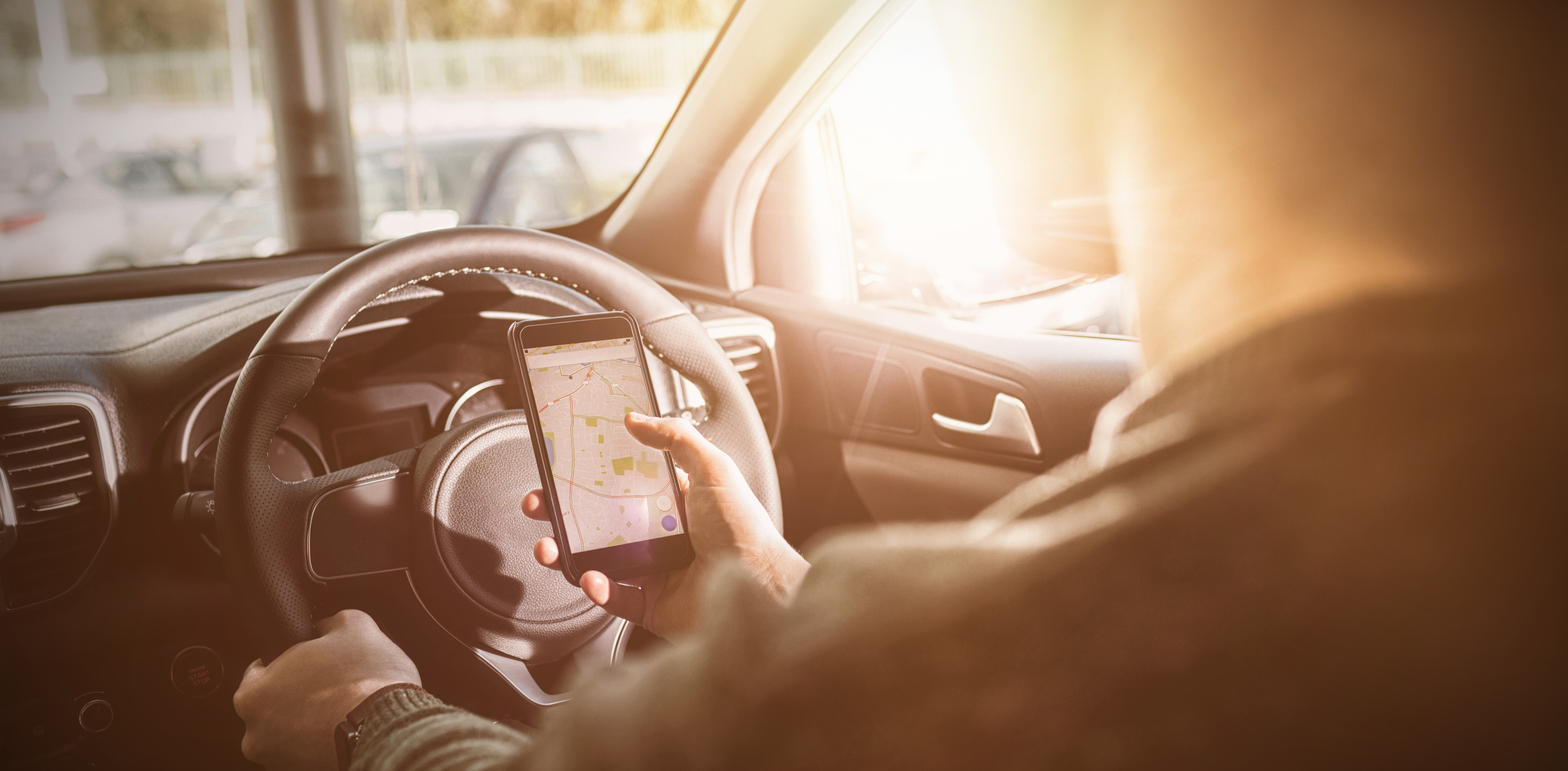 Vodič sledujúci navigáciu počas jazdy autom.