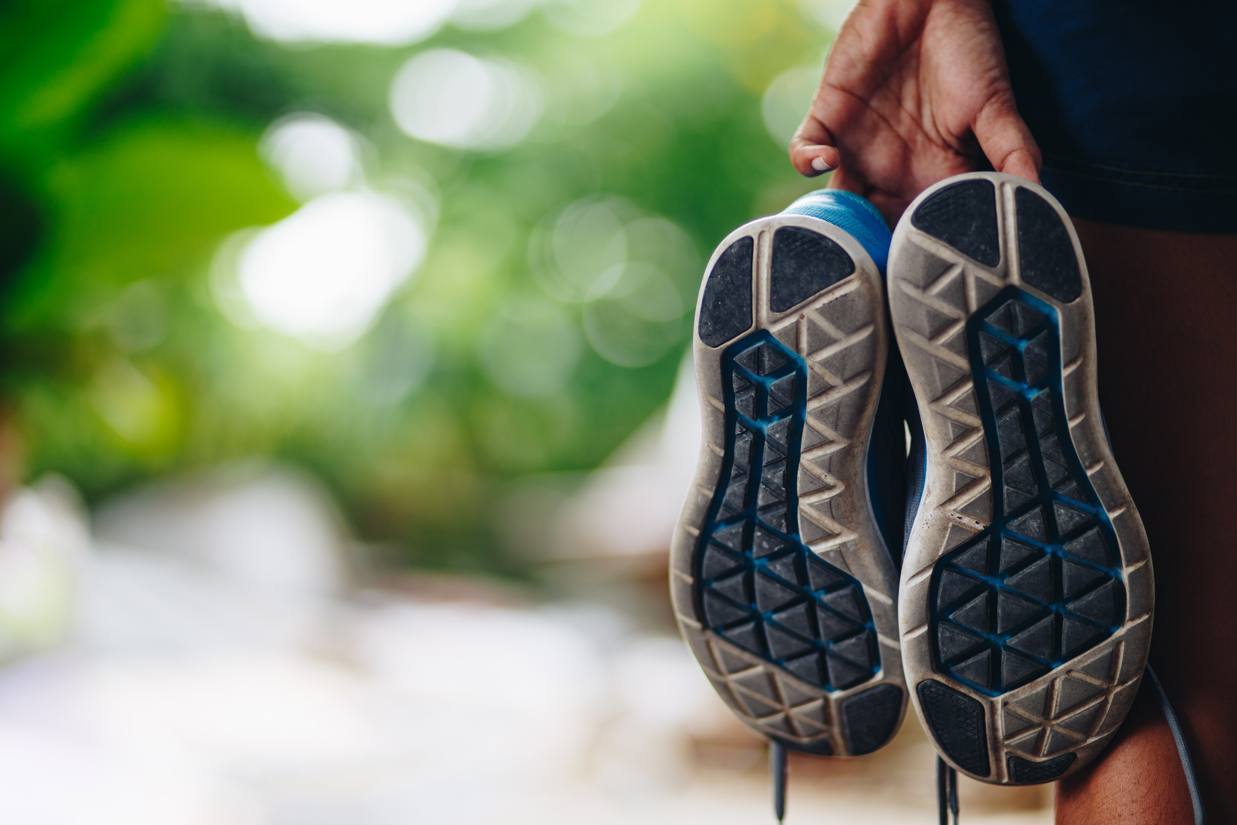 Kožená turistická obuv počas čistenia kefou a prípravkom.