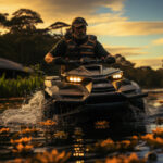 Jazdec na ATV prechádza plytkým brodom cez rieku.