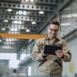 Priemyselná hala vybavená systémom adiabatického chladenia s rozvodmi vzduchu pod stropom.