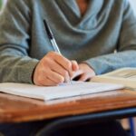 Interiér modernej učebne kombinujúci domáce prvky s praktickým školským nábytkom.