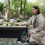 Osobná výzdoba pamätníka s fotografiou a ručne písaným odkazom.