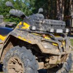 Ilustrácia štvorkolky v lesnom prostredí určená pre poľovnícke využitie.