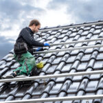 Rôzne typy striech na rodinných domoch počas alebo po rekonštrukcii.