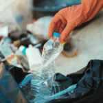 Triediaca linka na recykláciu plastov s lisovanými balíkmi plastového odpadu.