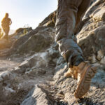 Turistické topánky s tlmiacou a stabilizačnou konštrukciou určené na ochranu kĺbov.