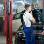 Mechanik diagnostikuje auto pri hľadaní najčastejších porúch.