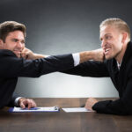 Dvaja podnikatelia diskutujú pri plánovaní spoločného podnikania.