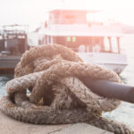 Jachta bezpečne zakotvená v pokojnej zátoke s vypustenou reťazou.