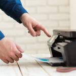 Detail na chybové hlásenie tlačiarne o nízkej hladine tonera a výmena tonerovej kazety.