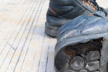 Turistická obuv trpí nesprávnou starostlivosťou. Týchto 5 chýb ju ničí najviac.
