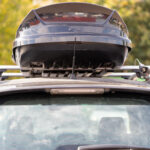 Preprava nákladu na streche auta pomocou strešného nosiča a popruhov